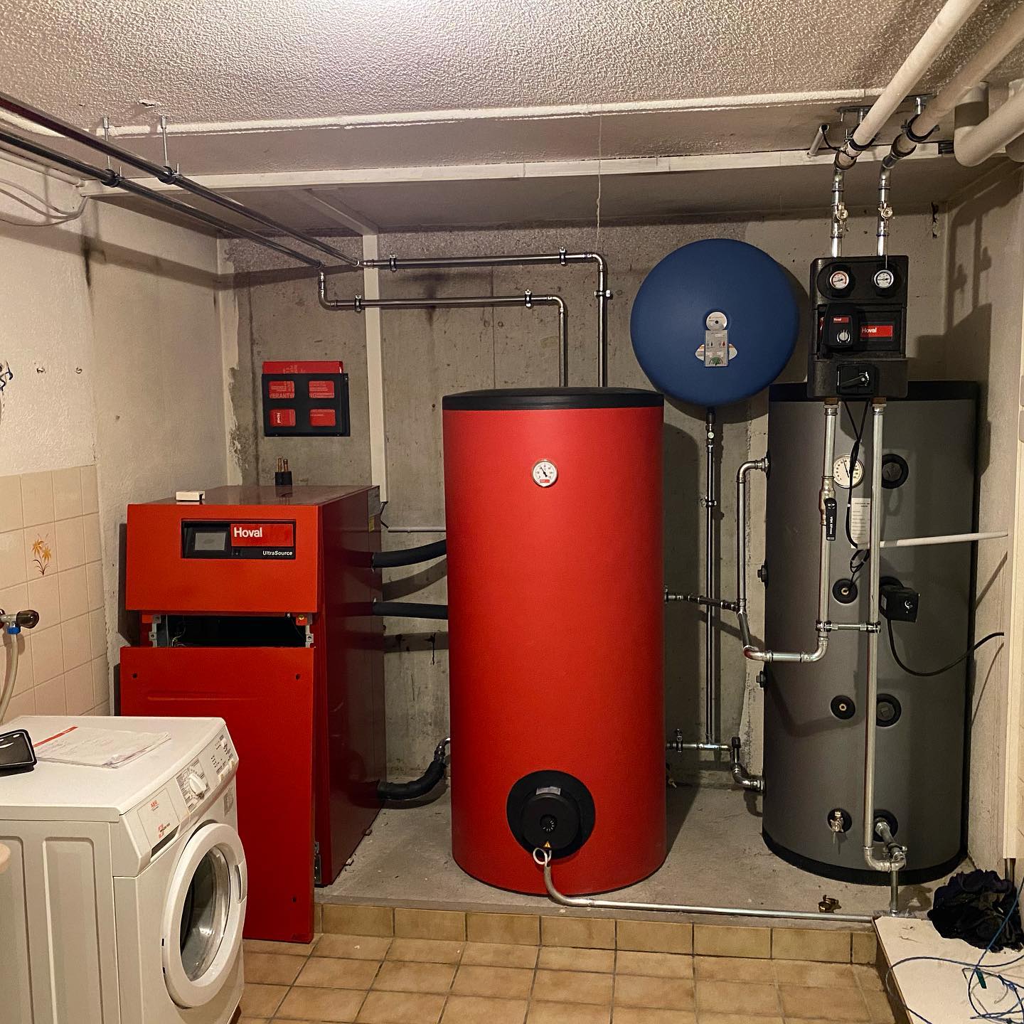 Heizzentrale mit Hoval Wärmeerzeuger und Pufferspeicher