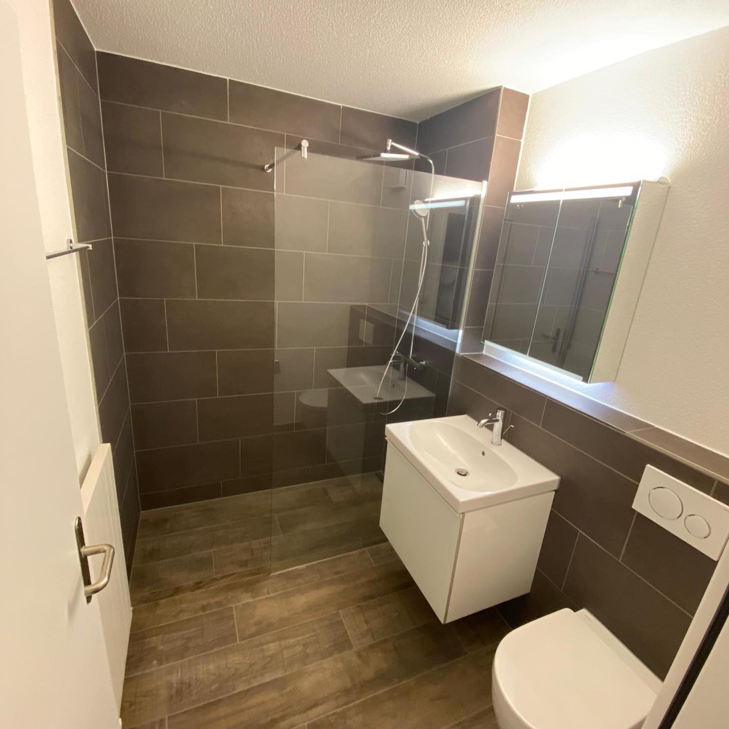 Bad mit bodengleicher Dusche und Waschtisch