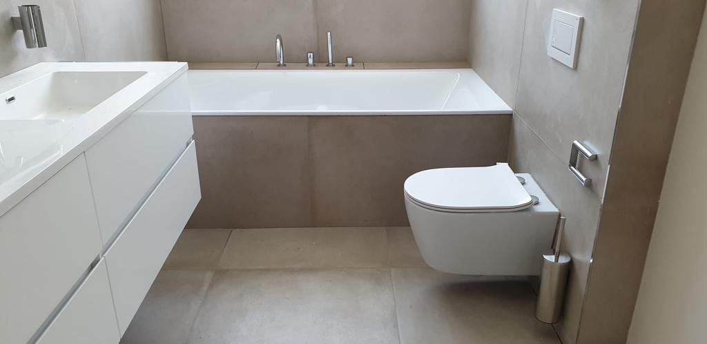 Badezimmer mit freistehender Badewanne